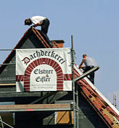 Dachdecker bei der Arbeit Dachdecker bei der Arbeit